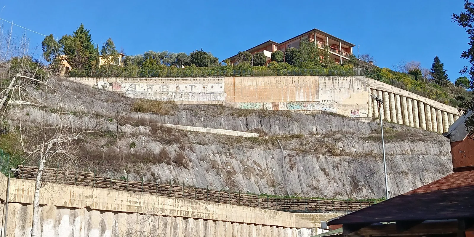 Estabilización de ladera urbana y muros de contención