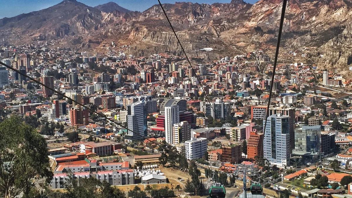 Calacoto, Zona Sur de La Paz: el tejido urbano en ladera donde se implanta la torre.
