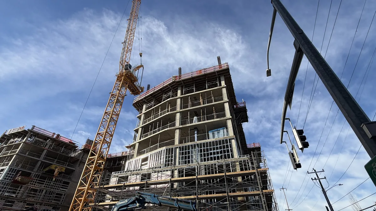Estructura en ejecución, con el núcleo de muros adelantado al resto de la planta.