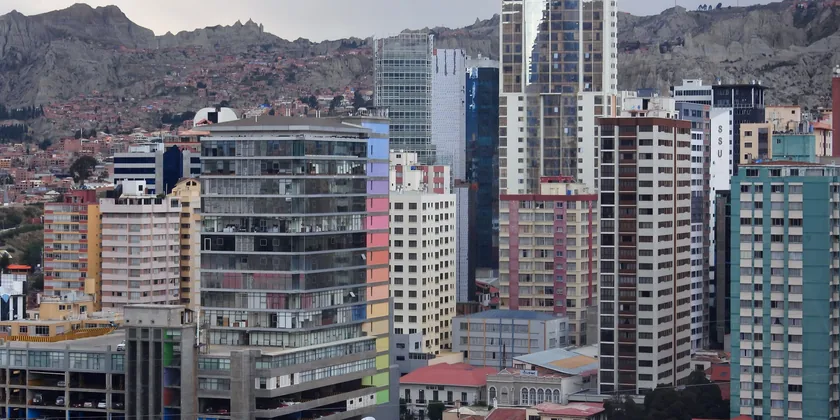 Torre residencial de 14 niveles en ladera