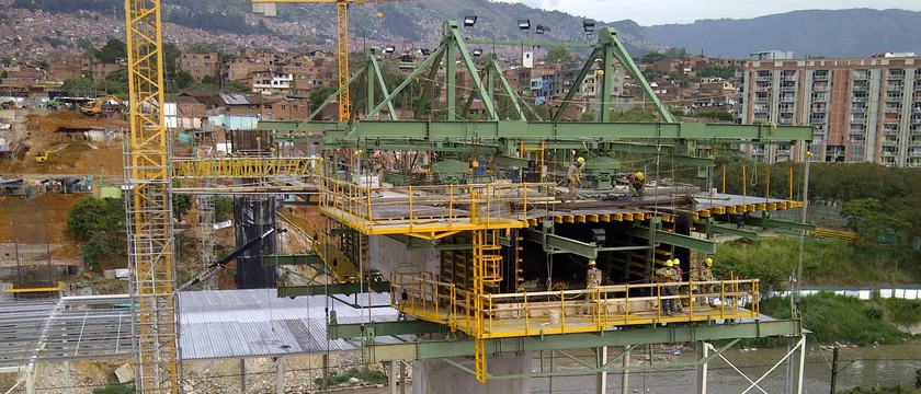 Puente de 360 m construido en voladizos sucesivos